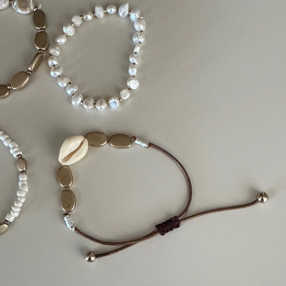 Women’s Gold and White Shell Bracelet Set OS EUC